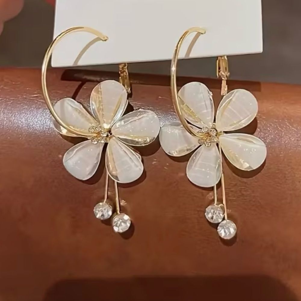 🌺 Betsey Johnson Stunning & Elegant Crystal Floral Gold and Cream Earrings 🌺